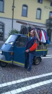 uomo chiude la portiera dell Ape Piaggio