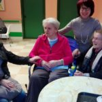 Volontaria che parla con donne anziane