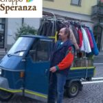 Uomo scende dall'Ape Piaggio