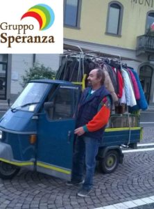 Uomo scende dall'Ape Piaggio