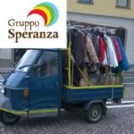 Ape Piaggio carico di vestiti
