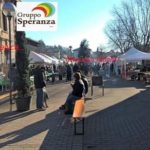 persone sedute in piazza a Ponteranica