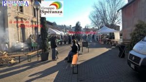 persone sedute in piazza a Ponteranica