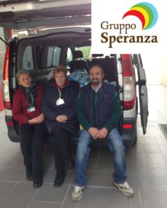 Volontari seduti sul retro di un furgone