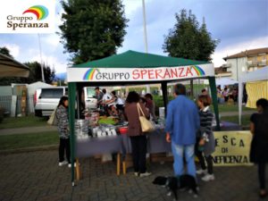 Persone allo stand del gruppo speranza edizione 2017