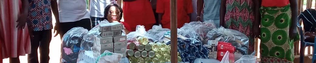 Arrivo dei vestiti e delo scatolame in Ghana