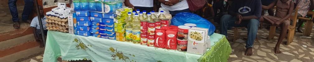 I volontari consegnano la merce alla comunità ghanese