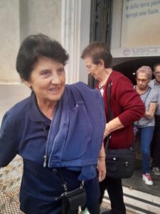 Alcuni volontari insieme agli anziani