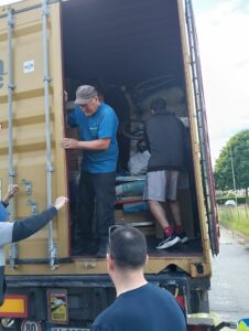 Volontari aiutano a caricare il container