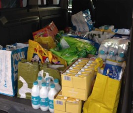 Baule pieno di generi alimentari donati