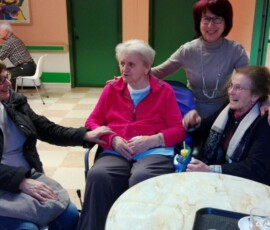 Volontaria che parla con donne anziane