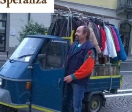 Uomo scende dall'Ape Piaggio