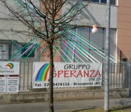 Manifesto appeso all'esterno