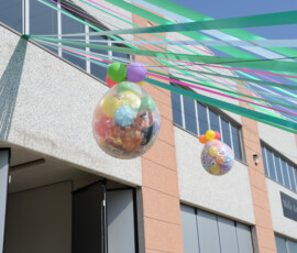 Palloncini e nastri appesi alle finestre