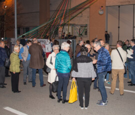 Persone radunate fuori dal magazzino