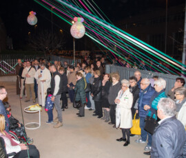 Persone radunate durante discorso