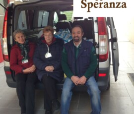 Volontari seduti sul retro di un furgone