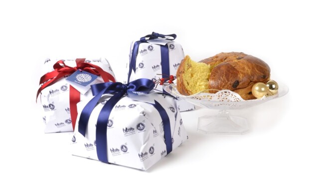 panettoni con fiocco e aperti