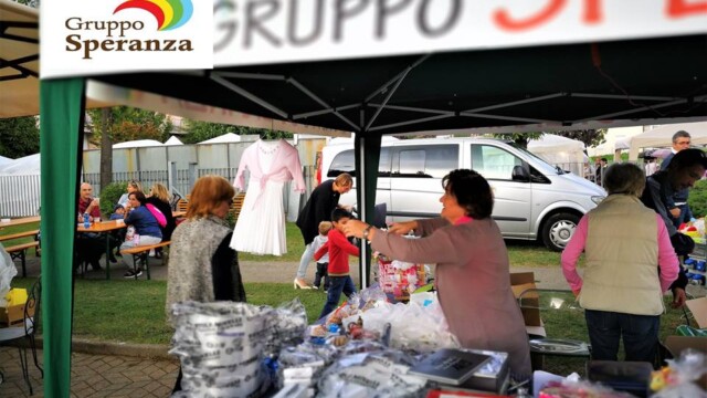 Volontari allo stend del gruppo