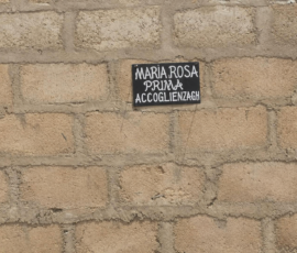 Targa commemorativa con la scritta Casa accoglienza Ghana