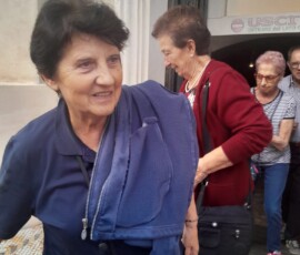 Alcuni volontari insieme agli anziani