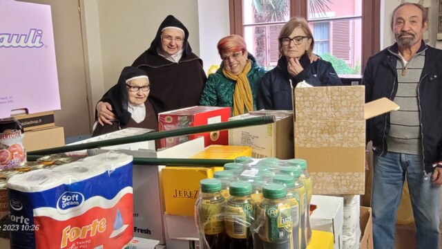 Consegna generi alimentari alle monache carmelitane di Torino
